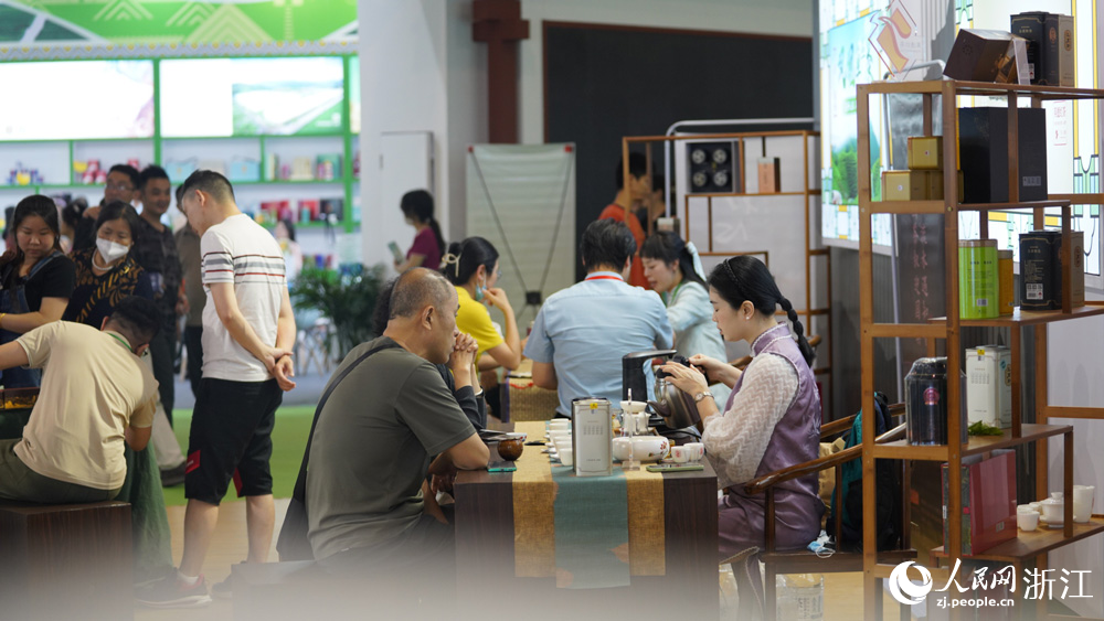5月20日，第五屆中國國際茶葉博覽會在杭州開幕，市民、游客們前來體驗一場“茶的盛宴”。人民網記者 郭揚攝