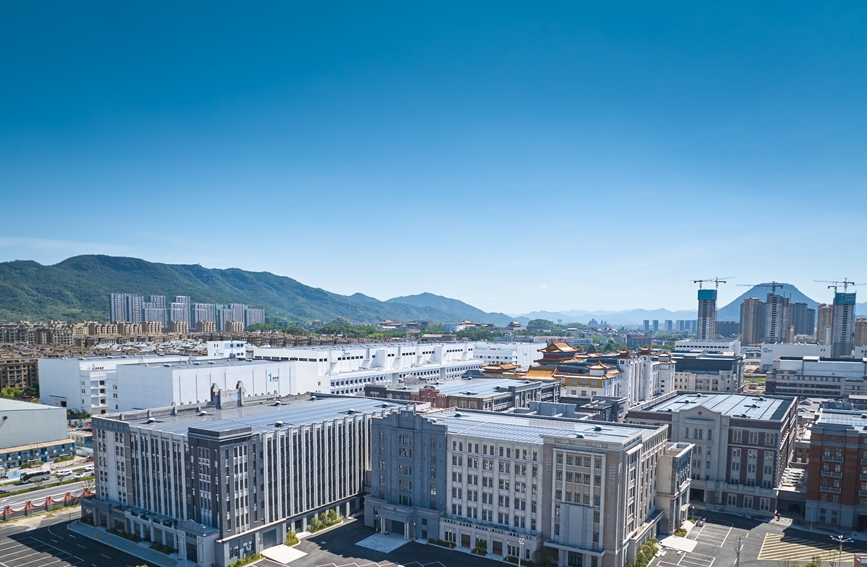 橫店影視產業園首創了“內棚外景”建設方式，讓現代工業風攝影棚兼具實景基地的功能。東陽市委宣傳部供圖