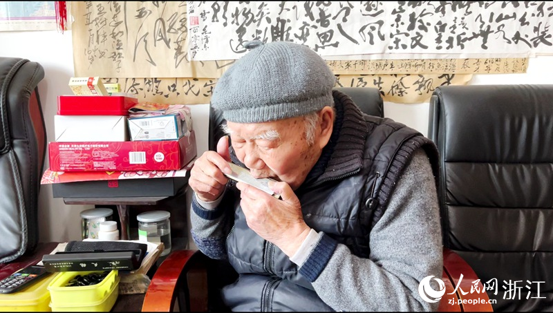 王爺爺正在吹口琴。人民網 陳陸洵攝