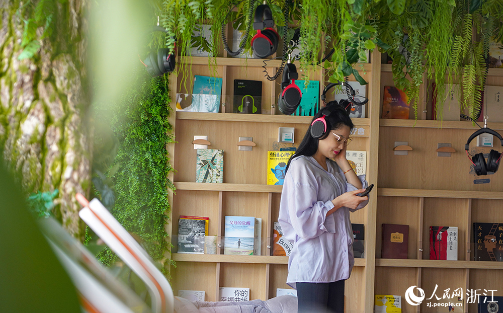 6月5日，市民在杭州市西湖區藝創小鎮象山藝術公社聆聽有聲書籍。人民網 章勇濤攝
