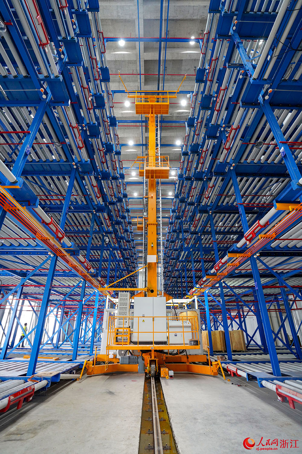 杭州蕭山機場國際貨站的多層立體智能化集裝貨架。人民網 章勇濤攝