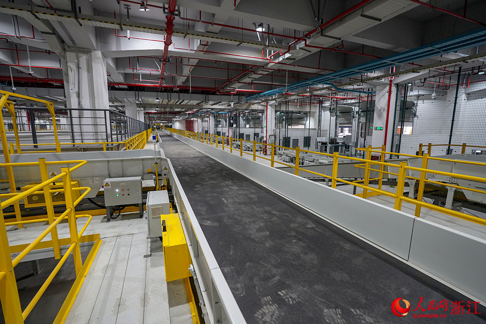 杭州蕭山機場國際貨站的貨物分揀系統。人民網 章勇濤攝