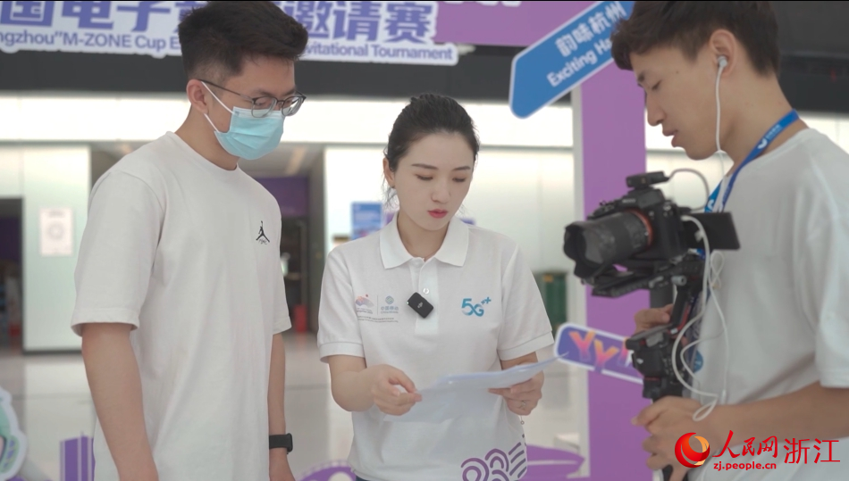 程穎和團隊成員商議視頻腳本。人民網記者 張帆攝