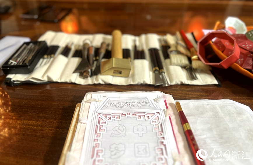 針刺無骨花燈制作工藝工具展示。人民網記者 張麗瑋攝