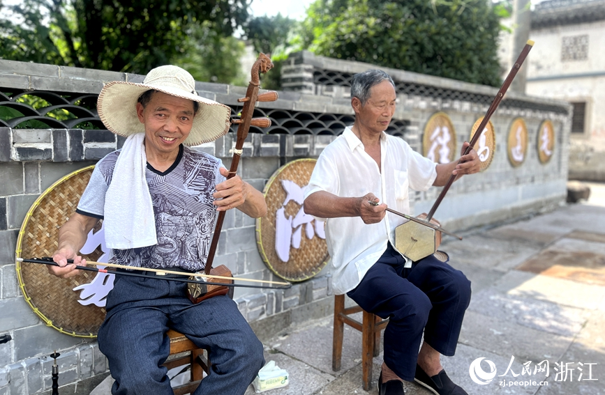 經過村莊整治，村民有了更宜居的生活環境。人民網記者 張麗瑋攝