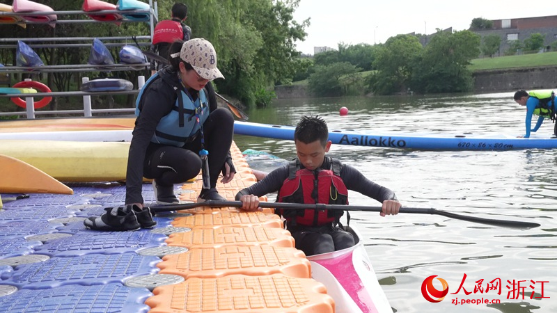 羅欣正在教授皮劃艇“平衡”技巧。人民網 陳陸洵攝