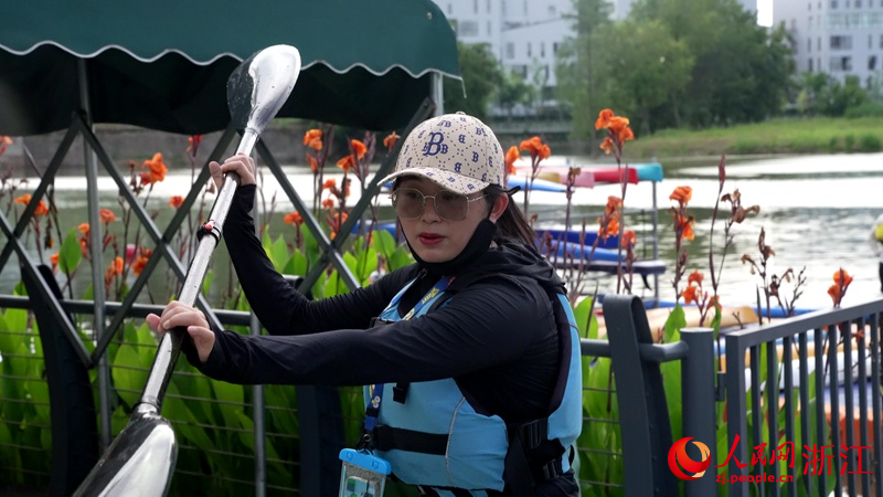 羅欣正在講解皮劃艇的技術要領。人民網 陳陸洵攝