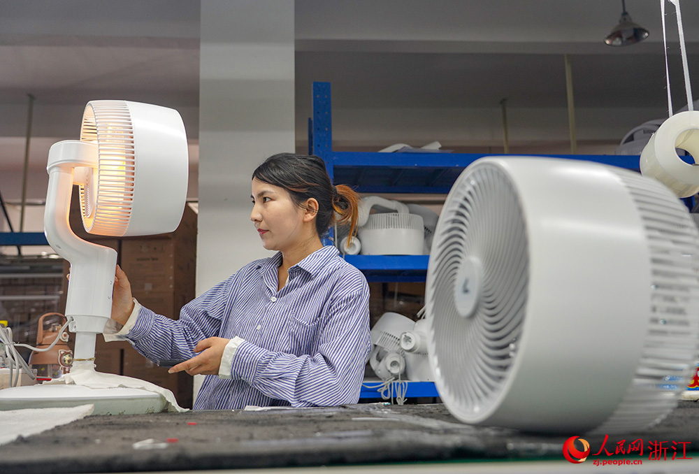 7月11日，工人在浙江省慈溪市掌起鎮一家電企業生產電風扇。人民網 章勇濤攝