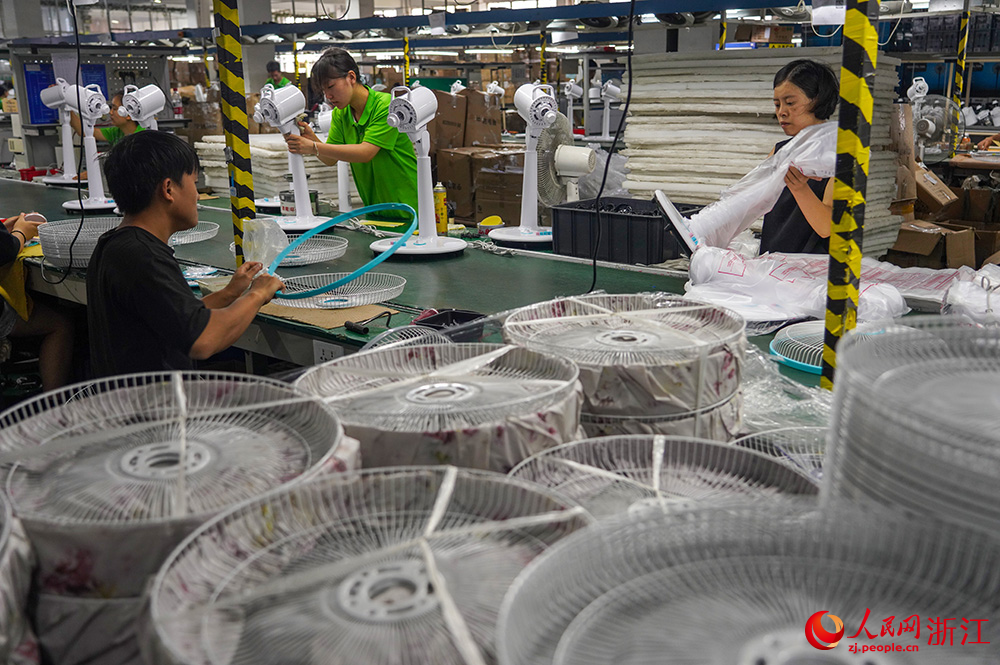 7月11日，工人在位于浙江省慈溪市附海鎮一家電企業生產電風扇。人民網 章勇濤攝