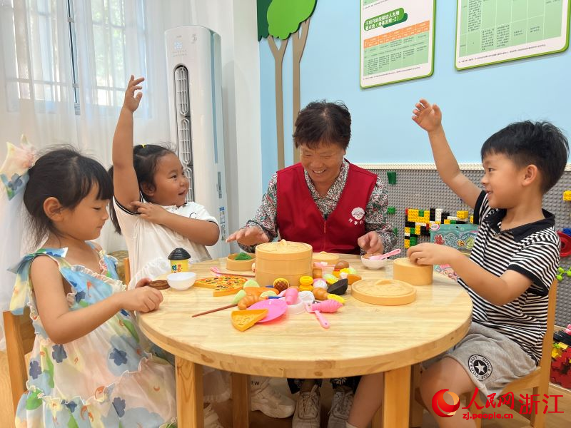 ”共享奶奶“與孩子們放學后日常生活。人民網 秦銘澤攝