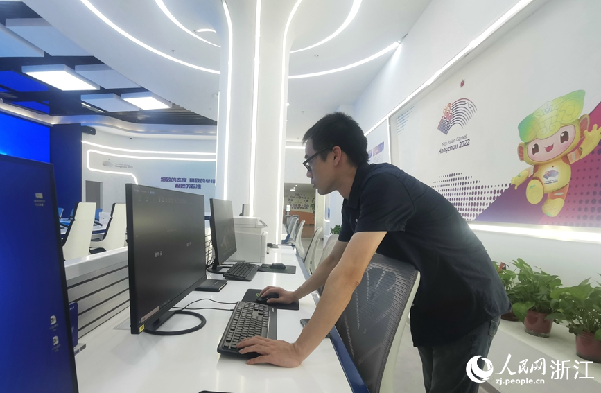 沈振霖正調控設備。