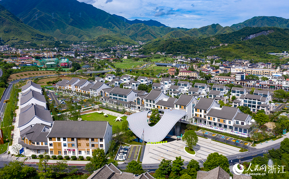 俯瞰大余村青年人才社區“青來集”，干凈整潔的道路、整齊劃一的房屋，構成一幅美麗的鄉村畫卷。人民網 章勇濤攝