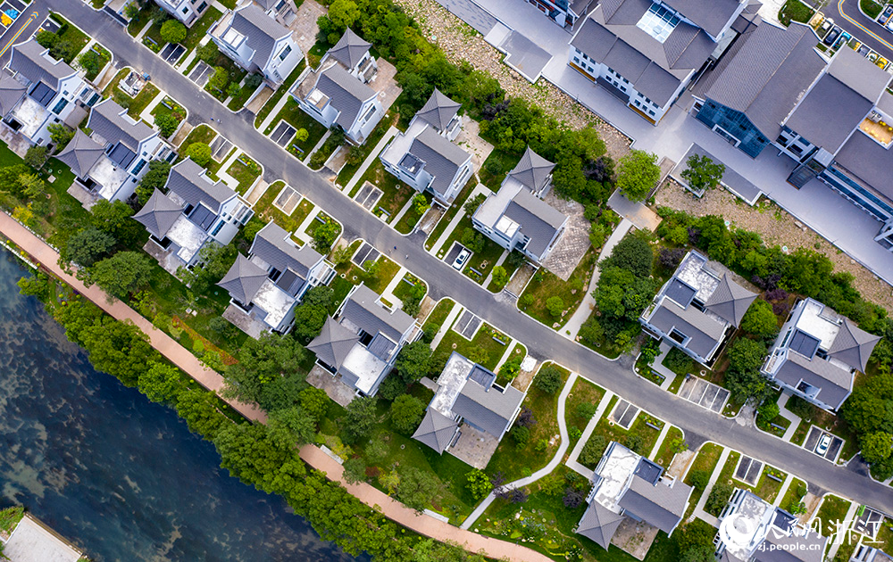 俯瞰大余村青年人才社區“青來集”，干凈整潔的道路、整齊劃一的房屋，構成一幅美麗的鄉村畫卷。人民網 章勇濤攝
