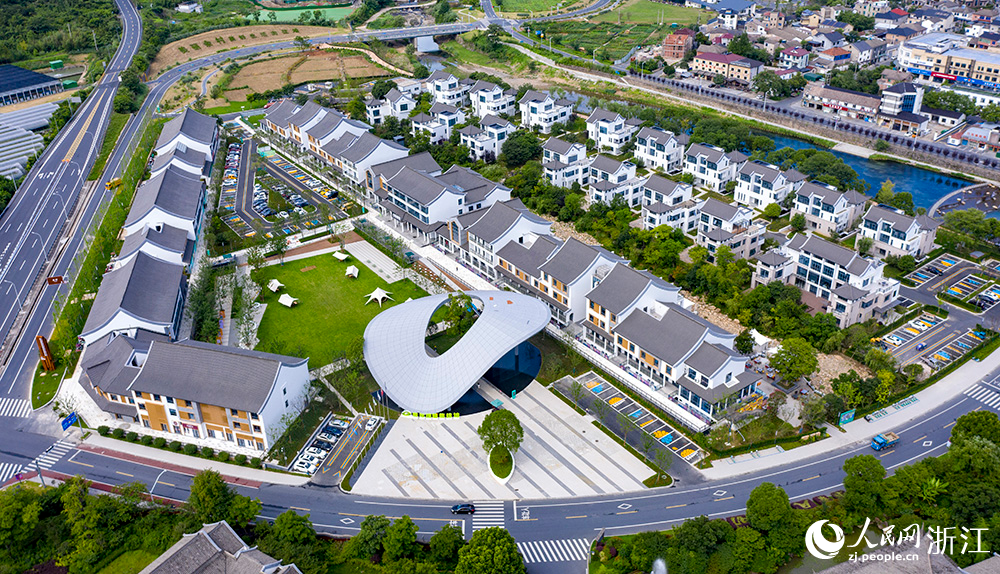 俯瞰大余村青年人才社區“青來集”，干凈整潔的道路、整齊劃一的房屋，構成一幅美麗的鄉村畫卷。人民網 章勇濤攝
