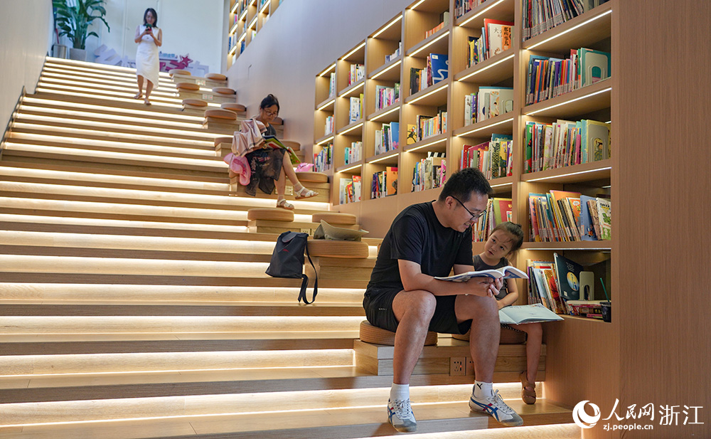 游客在圖書館里閱讀。人民網 章勇濤攝