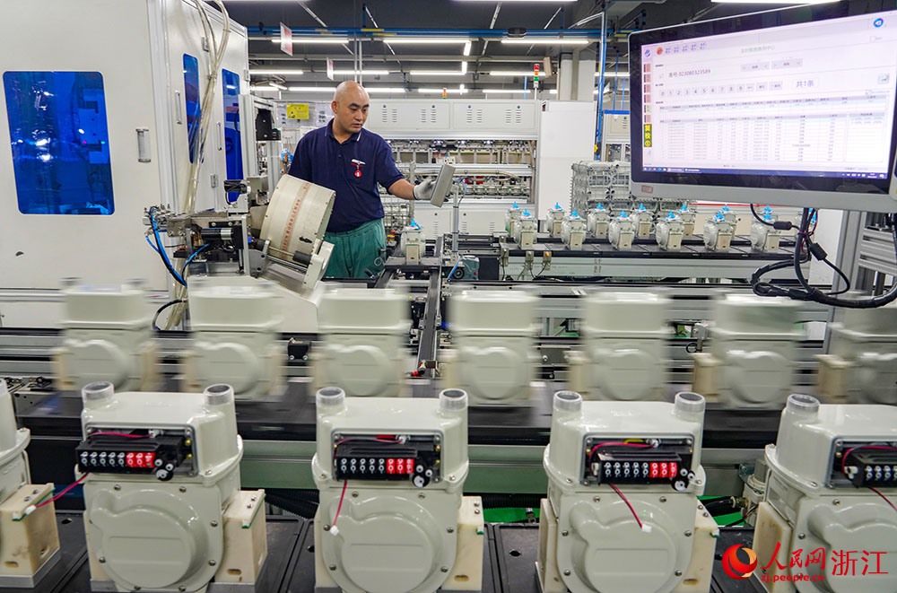 工人正在趕制訂單產品。人民網 章勇濤攝