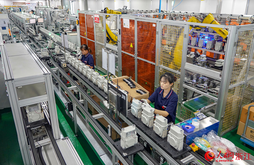 工人正在趕制訂單產品。人民網 章勇濤攝