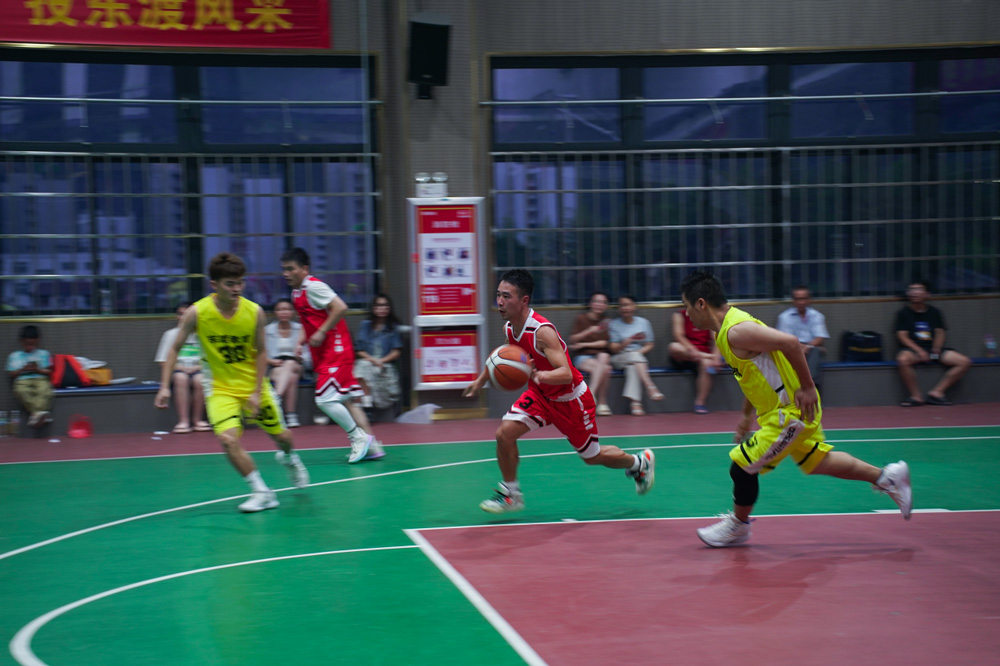 8月5日，麗水市縉云縣東渡鎮第十二屆“九州園林杯”籃球賽在東渡小學籃球場拉開了帷幕。洪云珂攝