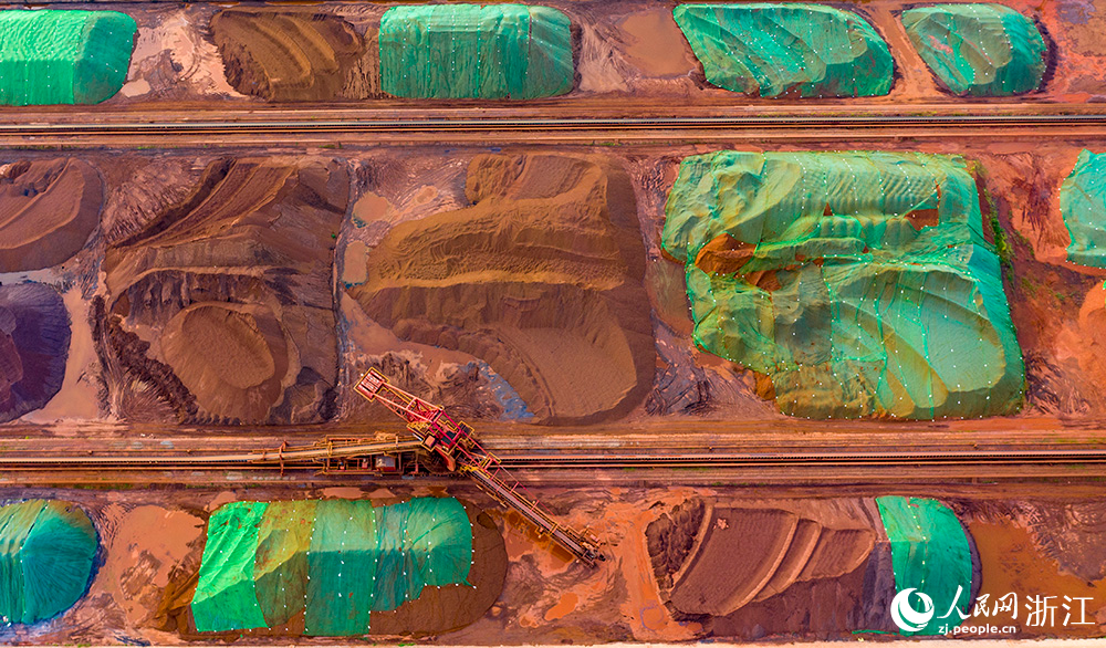 空中俯瞰寧波舟山港穿山港區中宅礦石碼頭，一派繁忙的作業景象。人民網 章勇濤攝