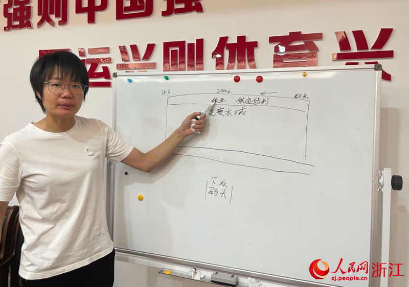 伍佳慧在介紹皮劃艇規則。人民網 秦銘澤攝