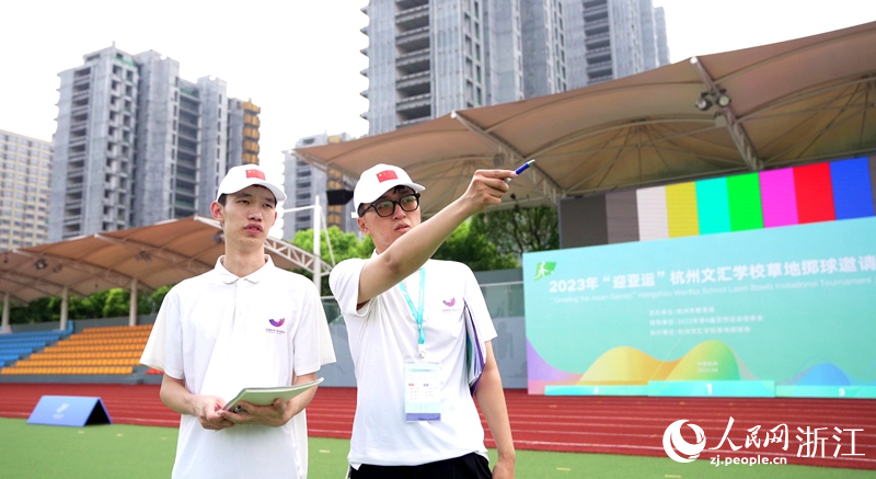 曹向榮帶領志愿者檢查比賽場地設施。人民網 陳陸洵攝