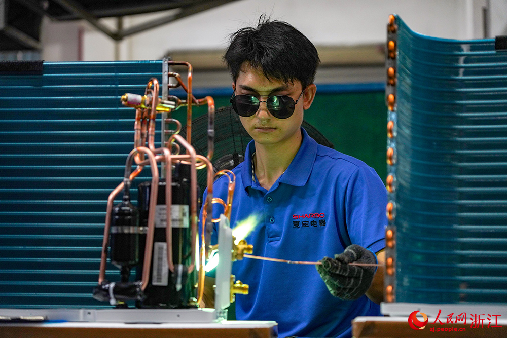 工人正在趕制出口訂單產品。人民網 章勇濤攝