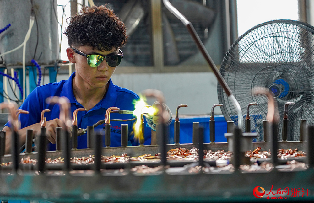 工人正在趕制出口訂單產品。人民網 章勇濤攝