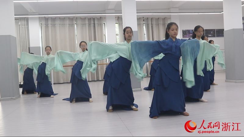 白水洋鎮中心小學舞蹈隊排練。人民網記者 張帆攝