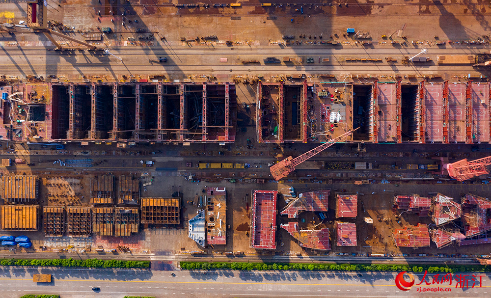 近日，在舟山一船舶修造有限公司，除銹、焊接、安裝等工位同步展開，工人們開足馬力趕制船舶訂單。人民網 章勇濤攝