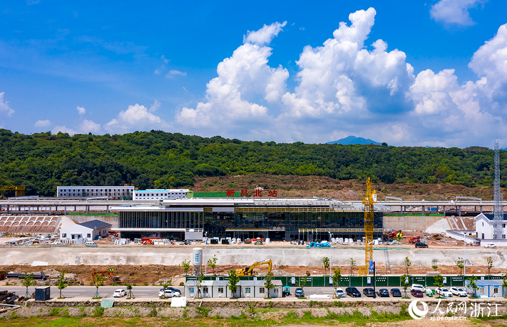 工人正全力以赴加緊推進工程建設。人民網  章勇濤攝