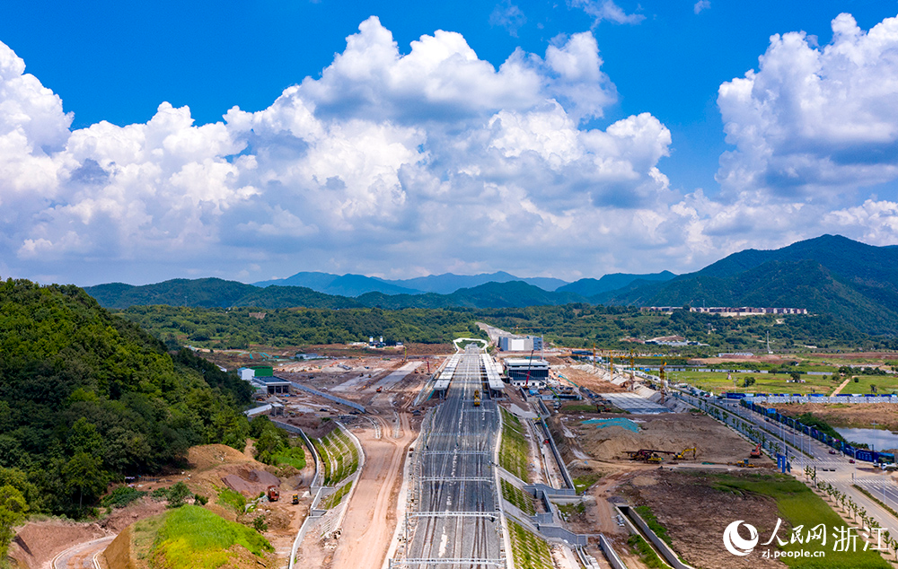 工人正全力以赴加緊推進工程建設。人民網  章勇濤攝