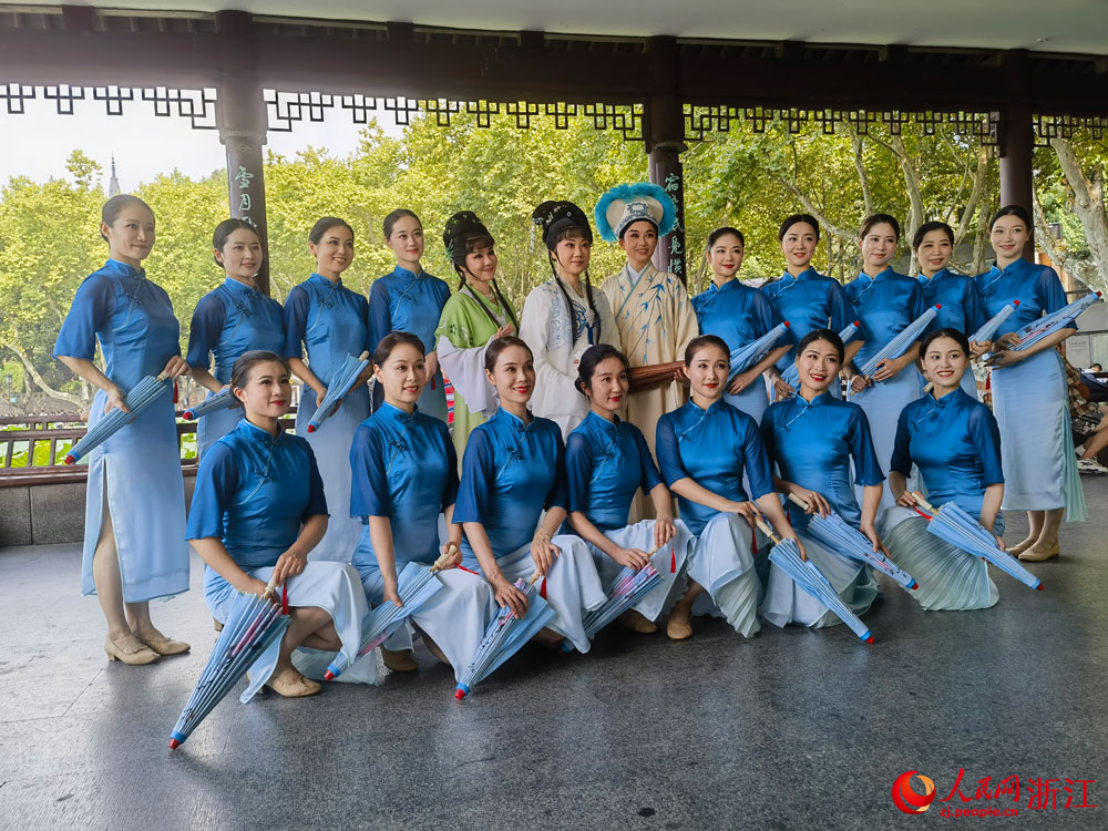 斷橋群演團隊合影。人民網記者 張帆攝