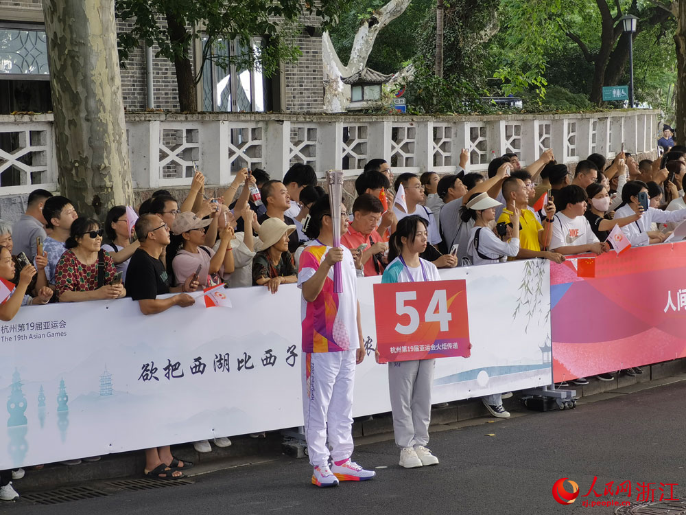 54號火炬手麥家到達傳遞點等候。人民網記者 張帆攝