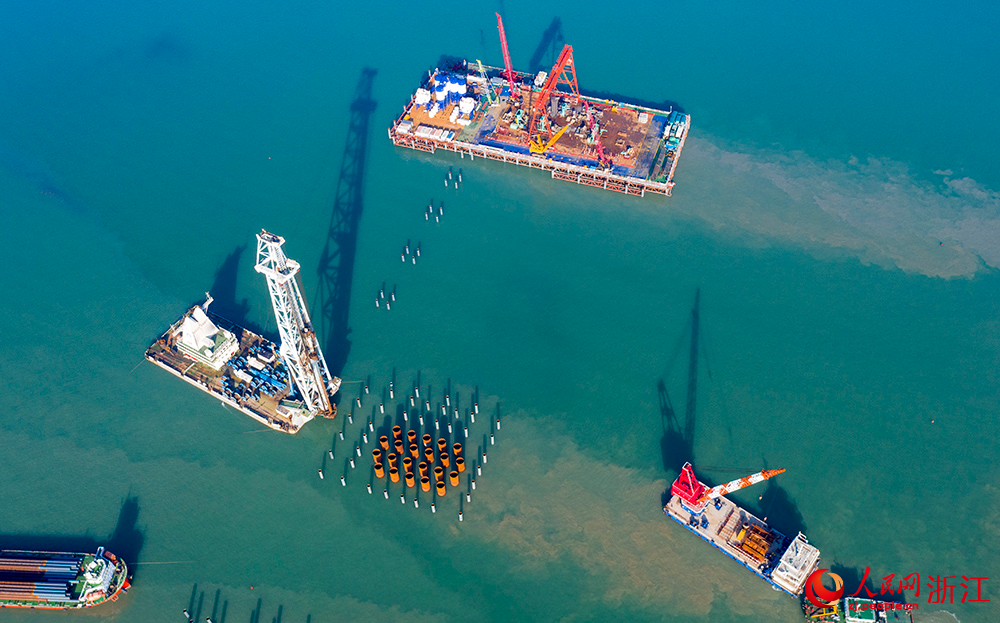 寧波舟山港六橫公路大橋二期工程，青龍門通航孔橋平臺施工現場。人民網 章勇濤攝