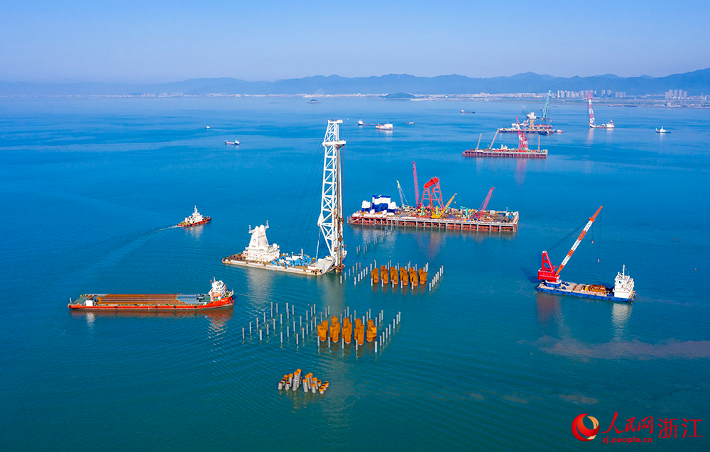 寧波舟山港六橫公路大橋二期工程，青龍門通航孔橋平臺施工現場。人民網 章勇濤攝
