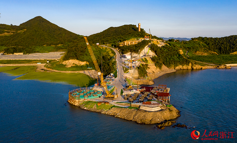 寧波舟山港六橫公路大橋二期工程，雙嶼門特大橋主塔樁基施工現場。人民網 章勇濤攝