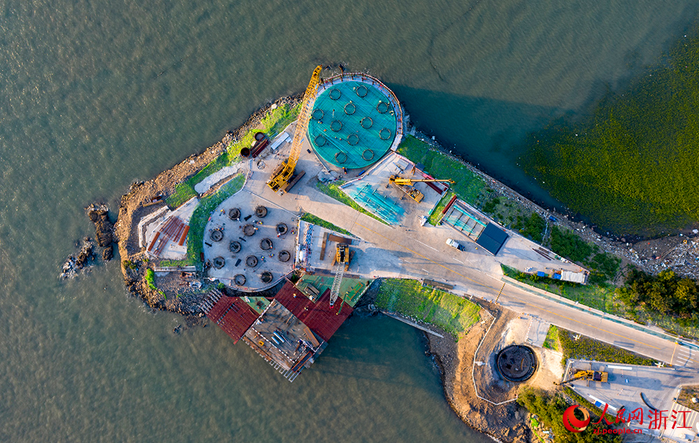 寧波舟山港六橫公路大橋二期工程，雙嶼門特大橋主塔樁基施工現場。人民網 章勇濤攝