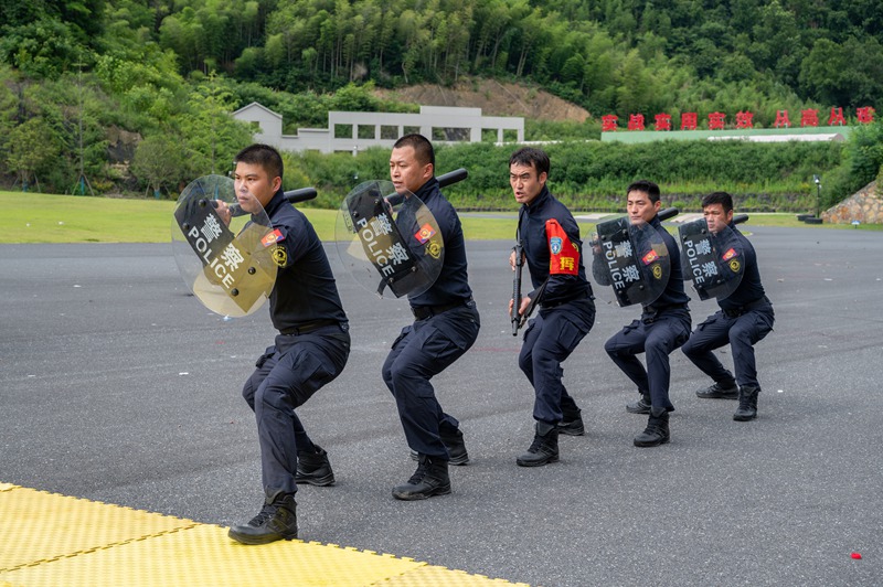 胡智夫正在與隊友進行訓練。受訪者供圖