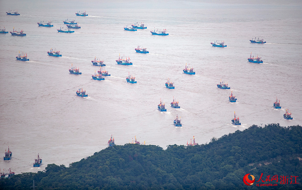 9月16日，在浙江省寧波市象山縣，漁船駛出石浦漁港。人民網 章勇濤攝