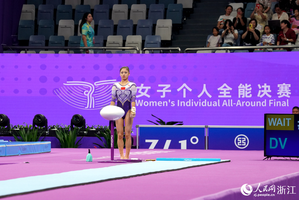 左彤深吸一口氣，準備進行跳馬項目比賽。人民網 陳陸洵攝