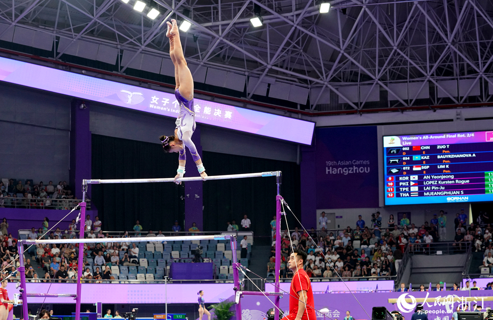 左彤在高低杠項目比賽中。人民網 陳陸洵攝