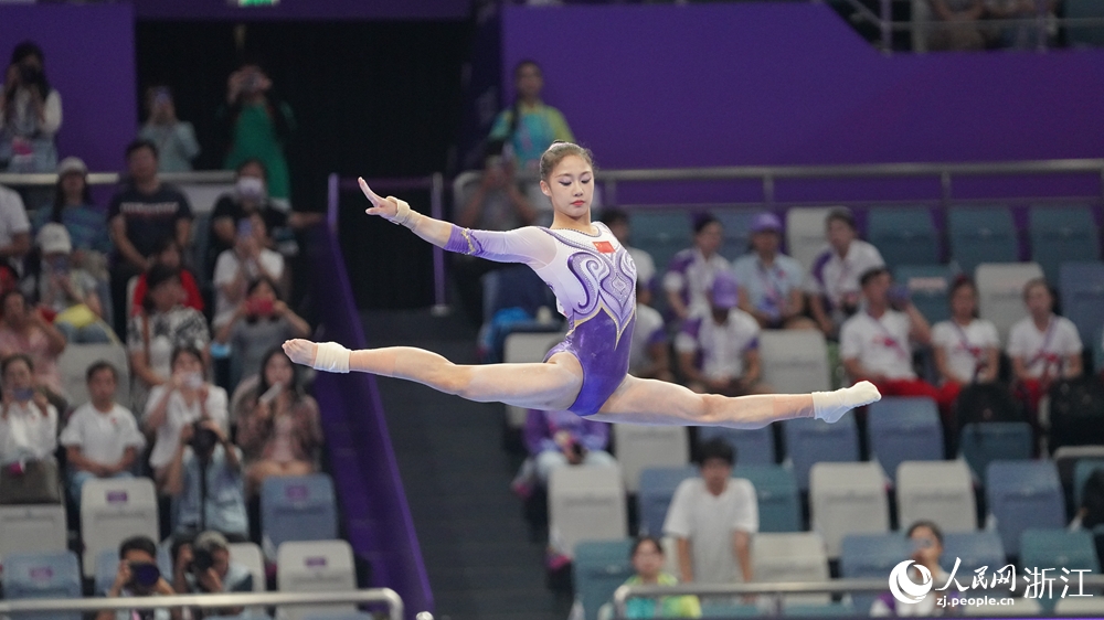 左彤正在進行平衡木項目的比賽。人民網 陳陸洵攝