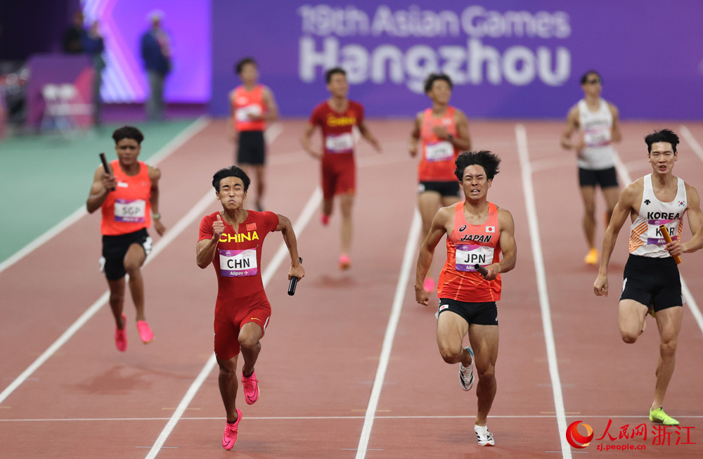 10月3日，中國隊在男子4×100米接力決賽中沖刺。人民網 章勇濤攝