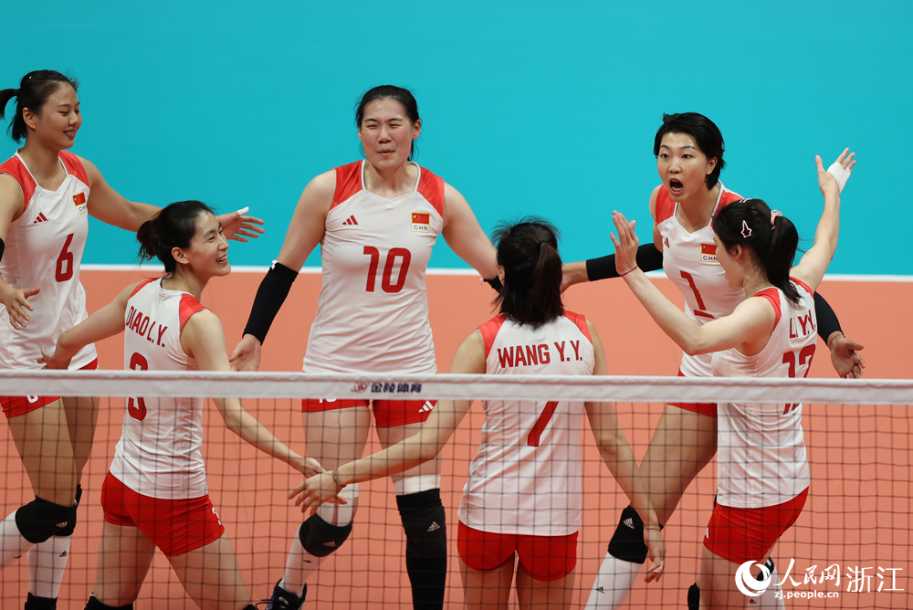 中國隊球員在比賽中慶祝得分。人民網 章勇濤攝