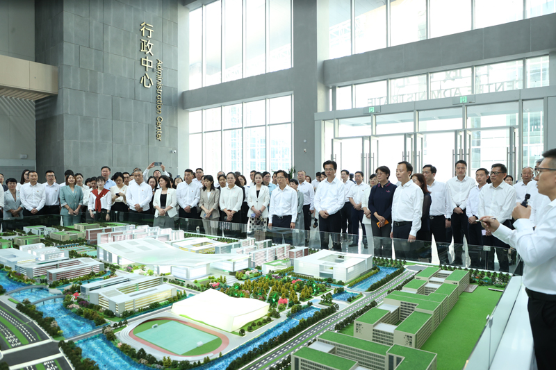 代表委員們前往北航中法航空學院走訪調研。余杭區委宣傳部供圖