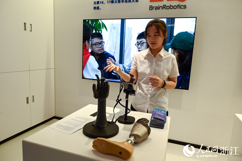 工作人員演示智能仿生手。人民網記者 葉賓得攝