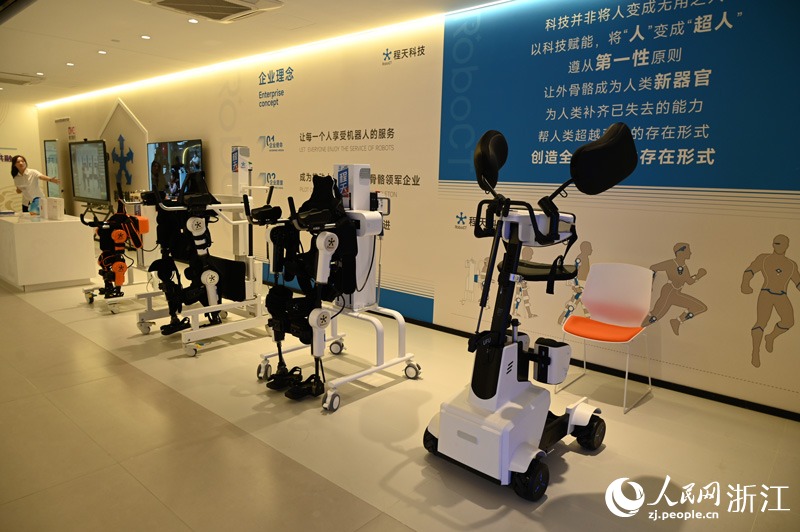 幫助康復訓練的外骨骼機器人。人民網記者 葉賓得攝