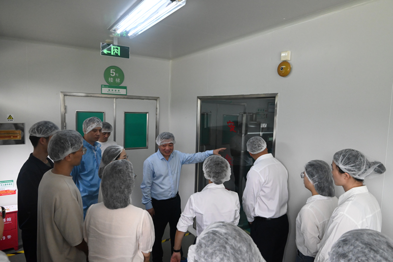 一行人來到浙江某藥業公司，一同參觀了F1車間。李建政攝