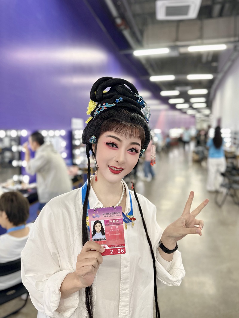 在杭州亞運會開幕式上，王靜參與了新概念越劇《憶江南》的表演。受訪者供圖