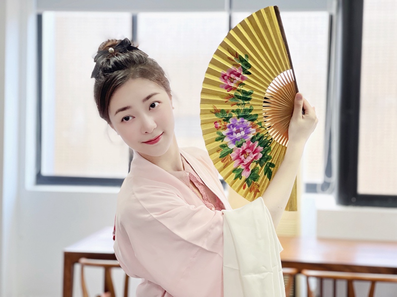 每次演出，王靜總是要反復琢磨，努力把戲中的人物刻畫得生動形象。受訪者供圖